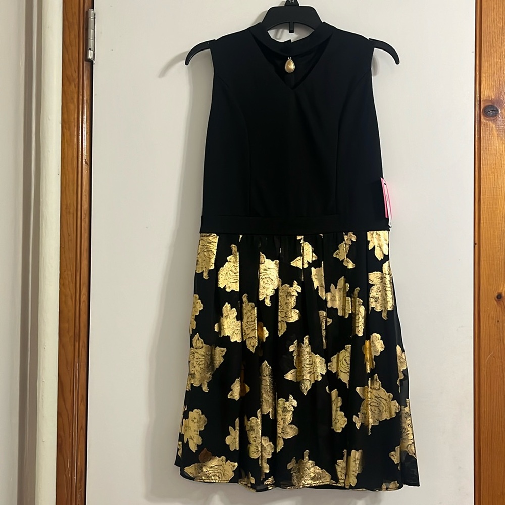 Amy Byer Girls Dress Size 14 Black & Gold soft pleated bottom flower design